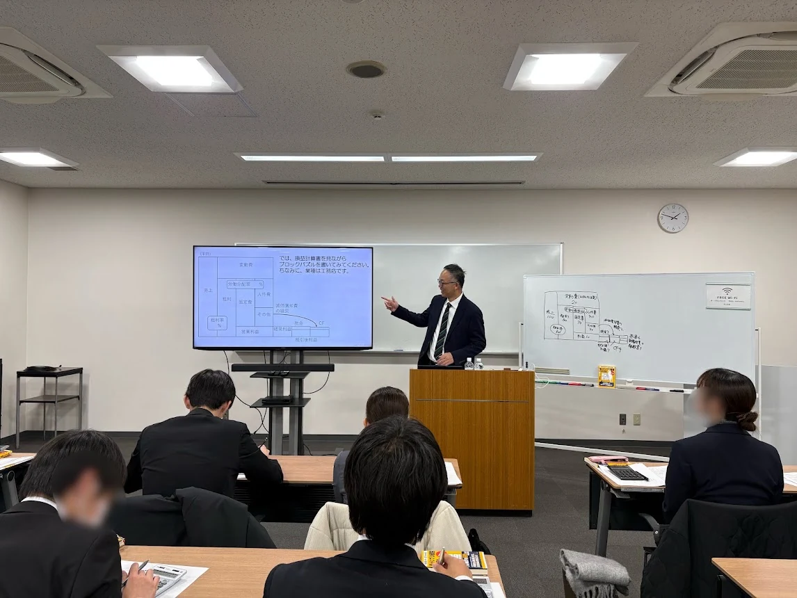 金融機関で、経営数字について講義する出口経尊
