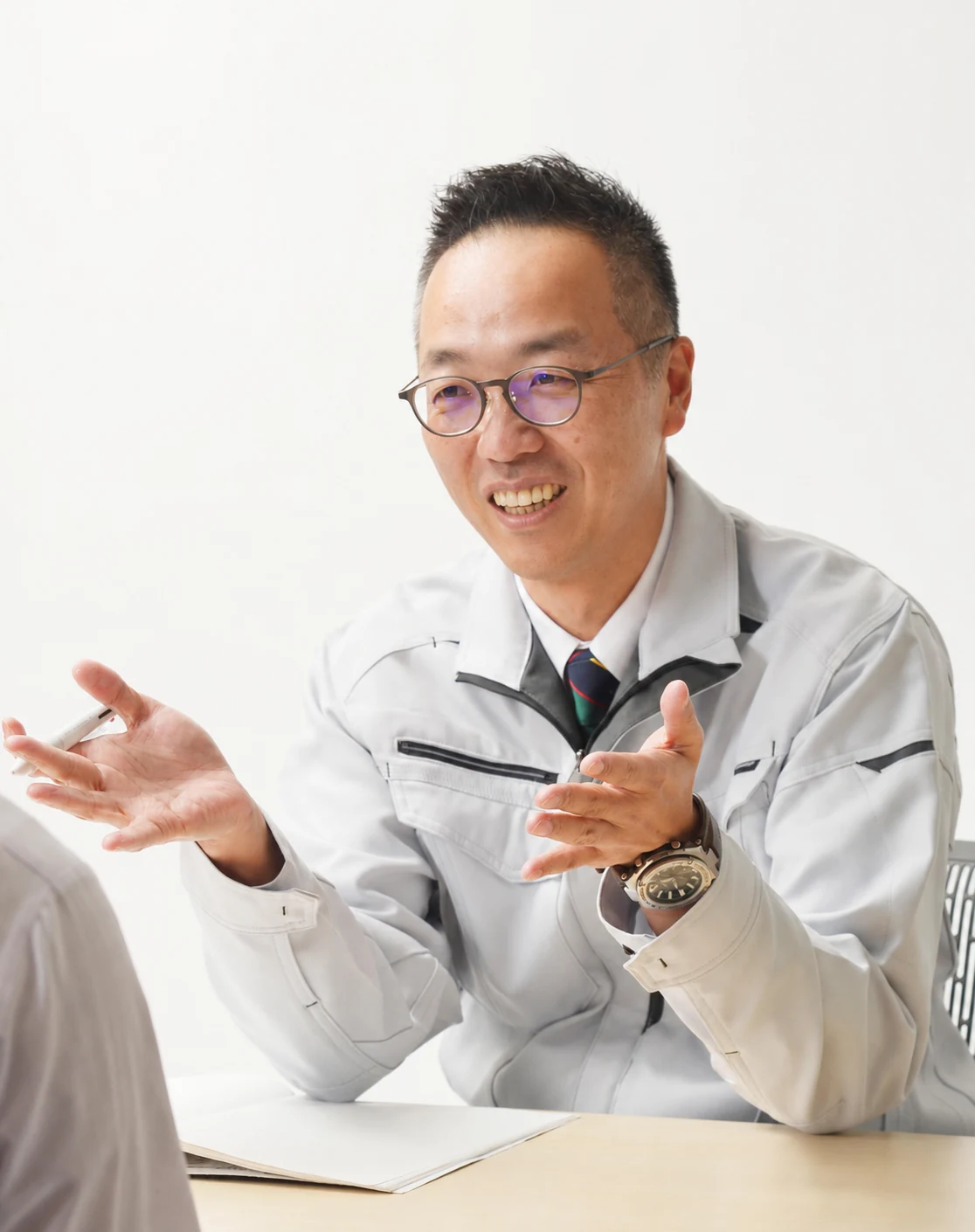 身振りを交えて対話する心楽パートナー代表 出口経尊